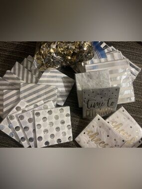 Party Paper Napkins Set - Silver & Gold Decorative Napkins with Garland
